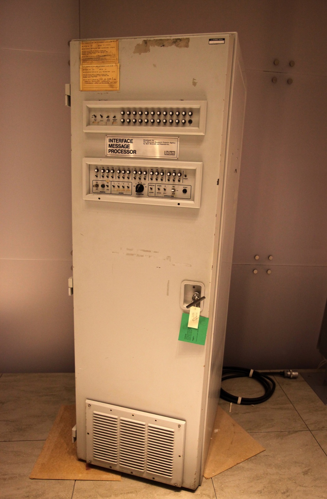 Le premier routeur d'ARPANET, une armoire métallique grise de la taille d'un réfrigérateur, exposée dans un musée.