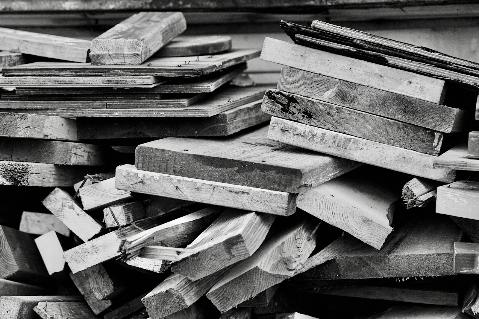 Un empilement de planches brutes de sections et de longueurs inégales.