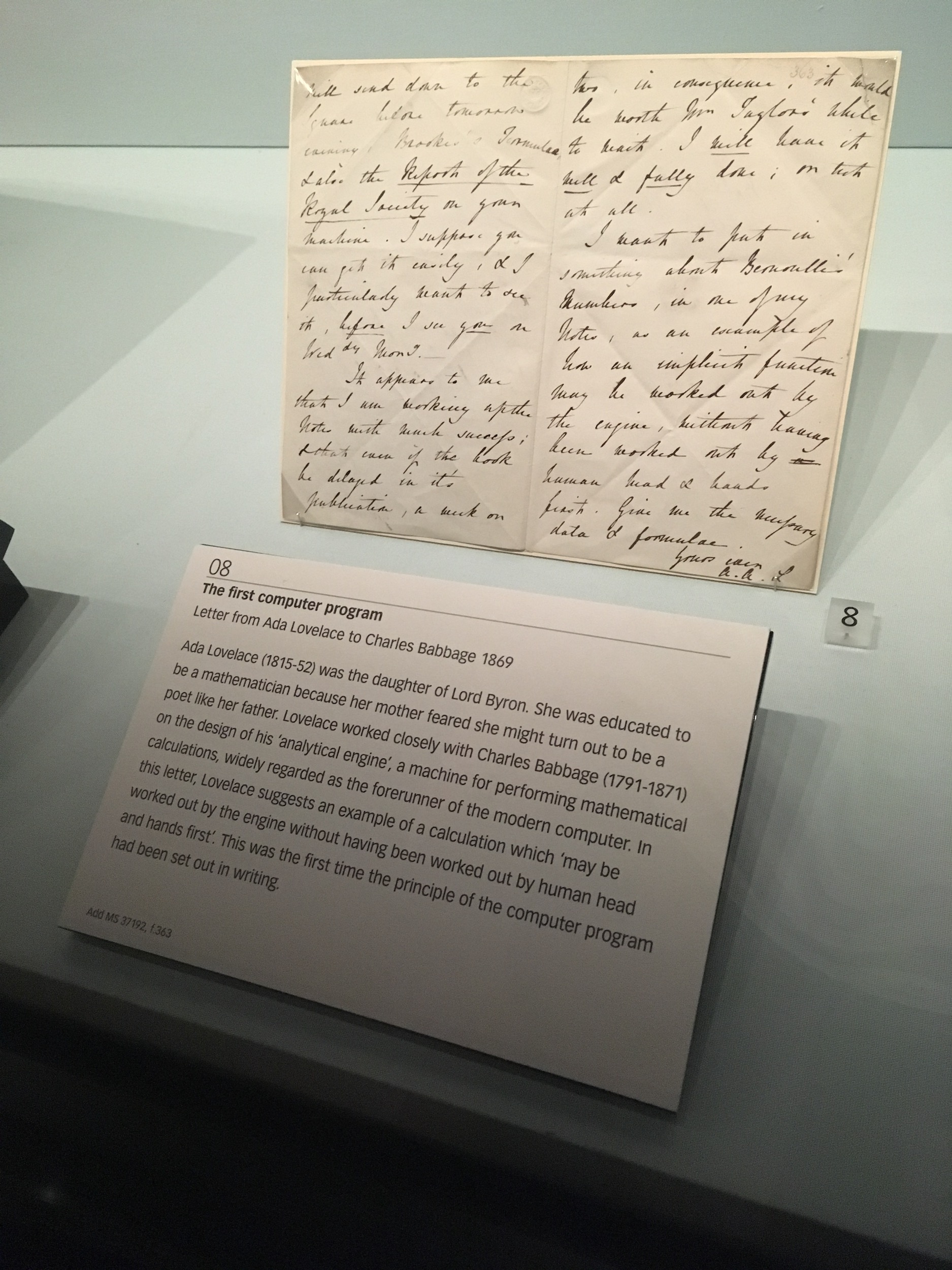 Photographie d'une lettre écrite par Ada Lovelace précisant les premiers éléments de code "informatique"