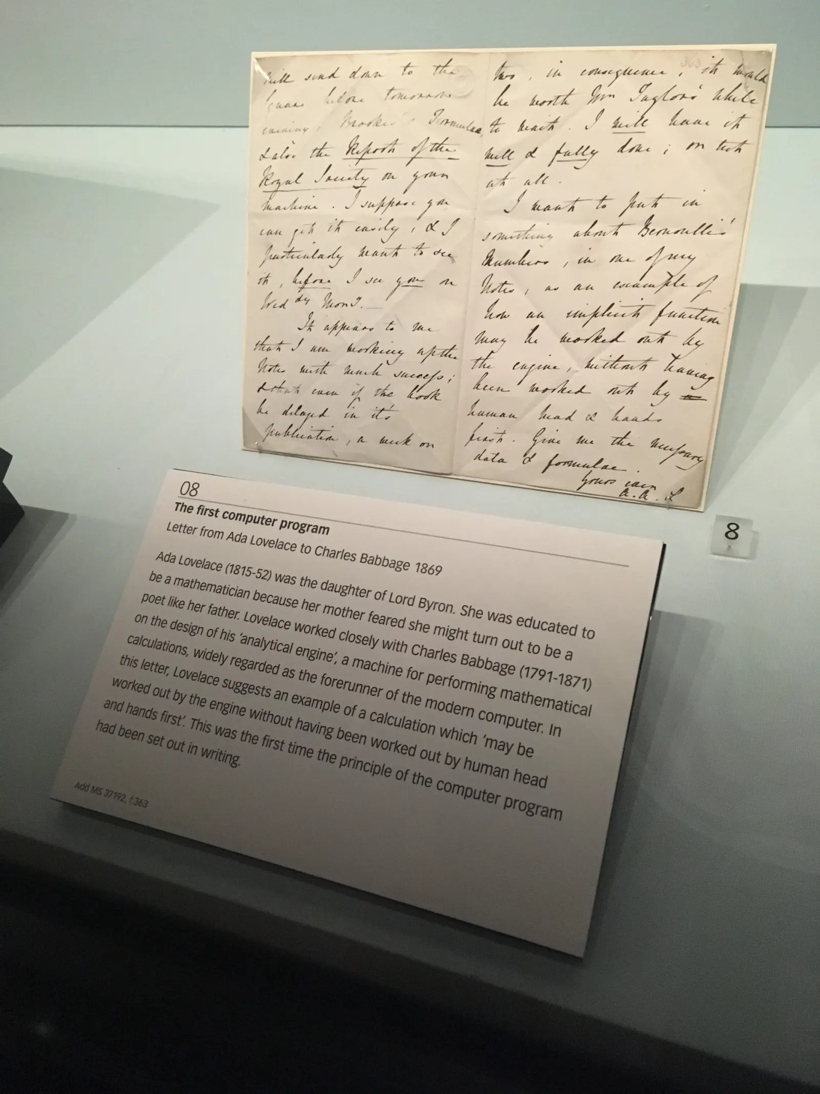 Photographie d&rsquo;une lettre manuscrite d&rsquo;Ada Lovelace à Charles Babbage, exposée avec un panneau explicatif la présentant comme la trace du premier programme informatique de l&rsquo;histoire