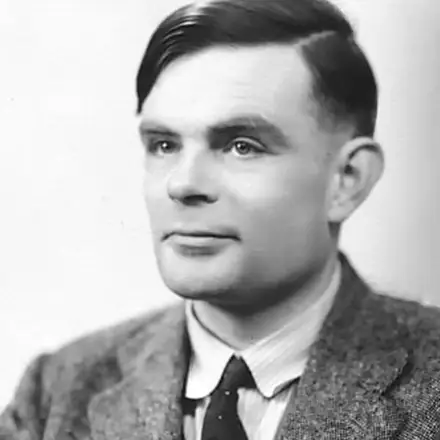 Photographie en noir et blanc d'Alan Turing en costume, prise en 1951